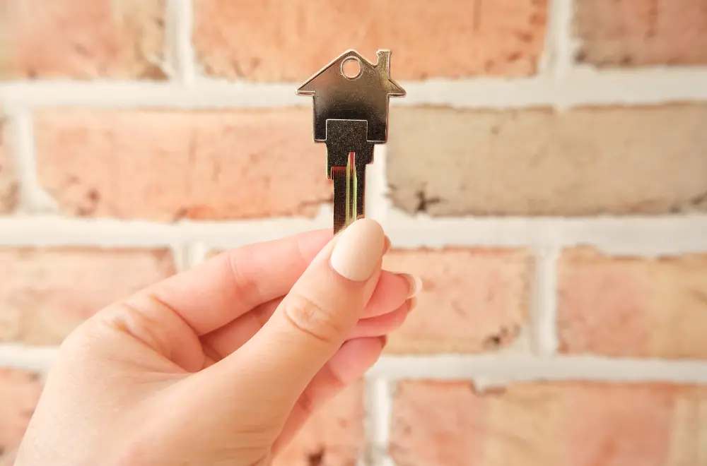 Person hält ein einzelnes Schlüssel in der Hand