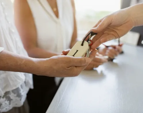 Kunde erhält Schlüssel nach erfolgreicher Türöffnung in Ottobrunn