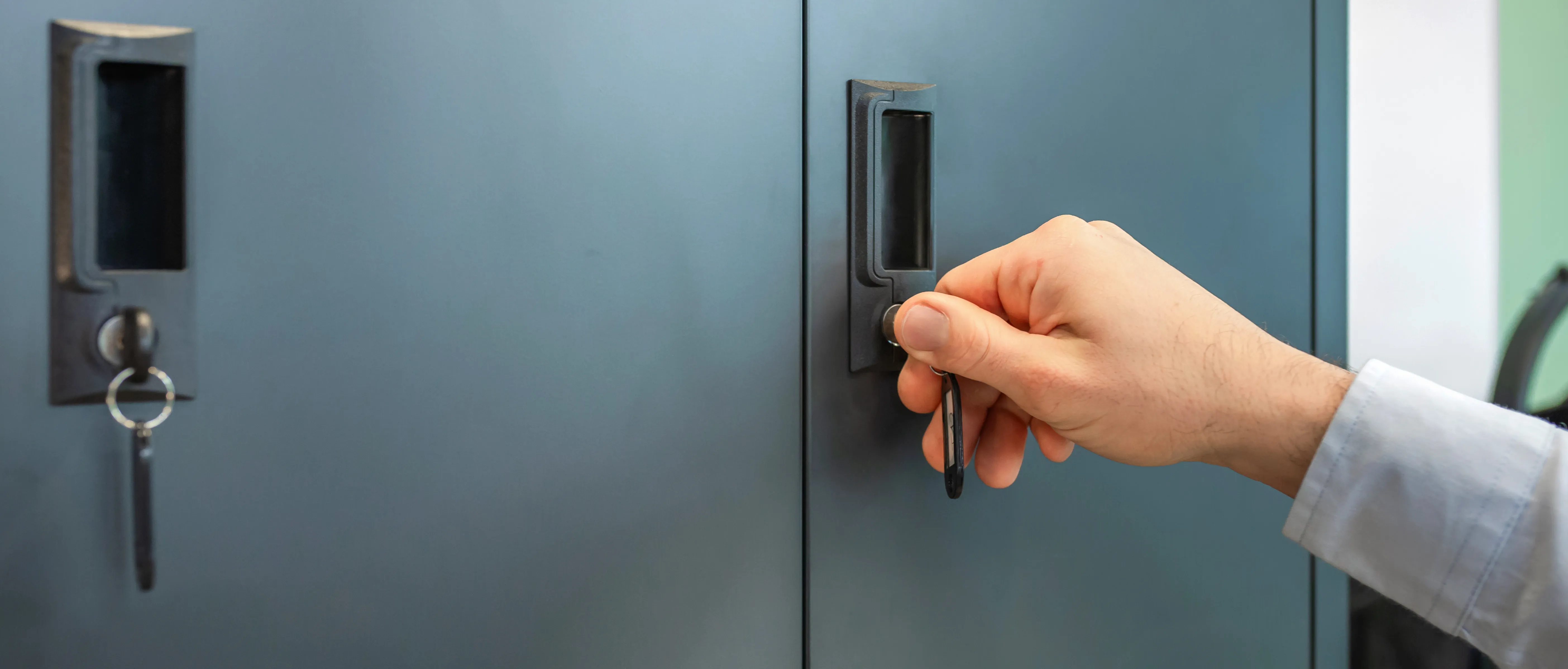 Hand öffnet Briefkastenfach