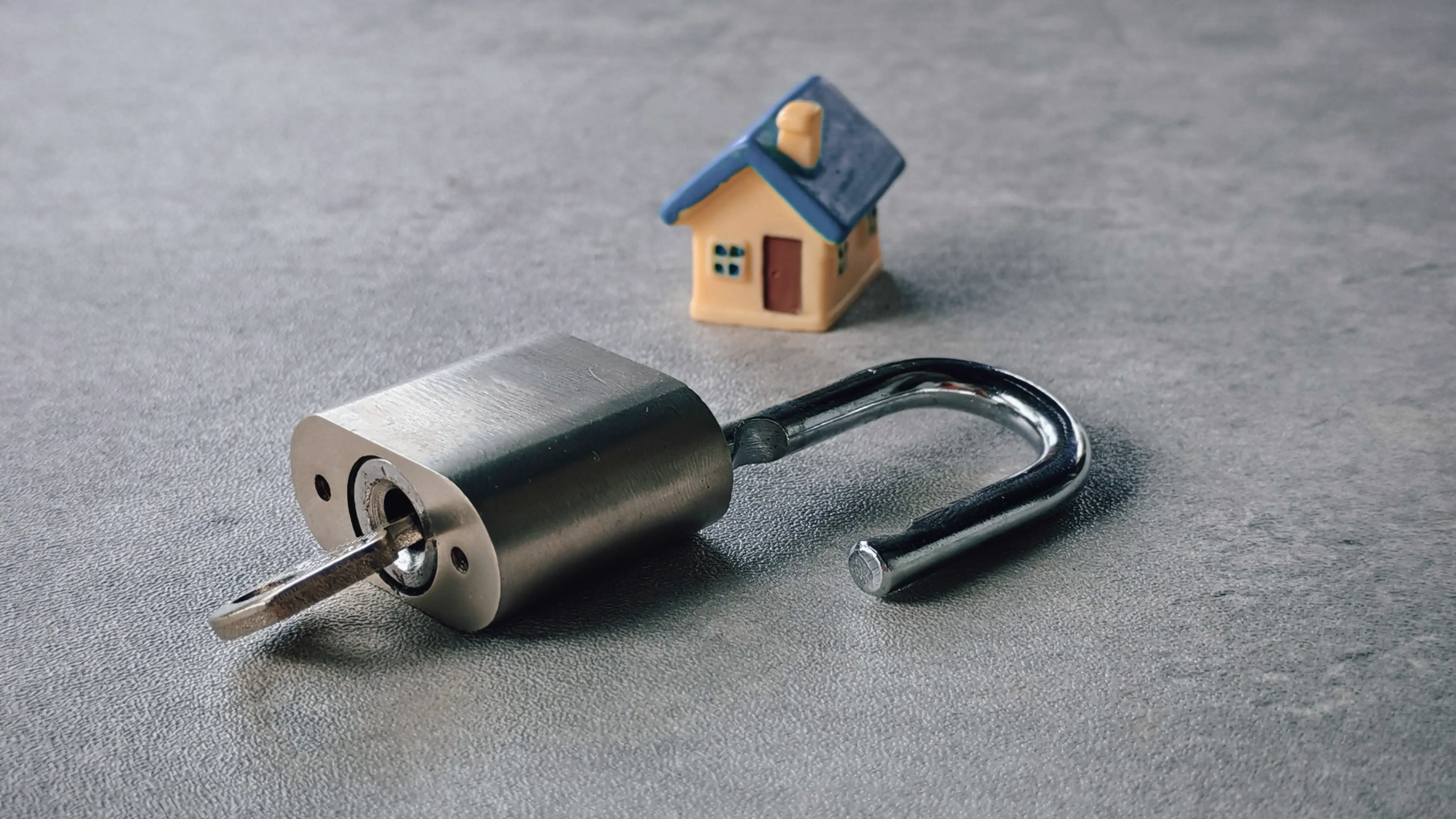 Schloss mit kleinem Haus daneben