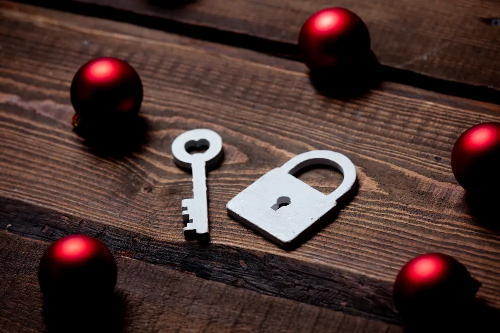 Schloss und Schlüssel nebeneinander auf Holztisch