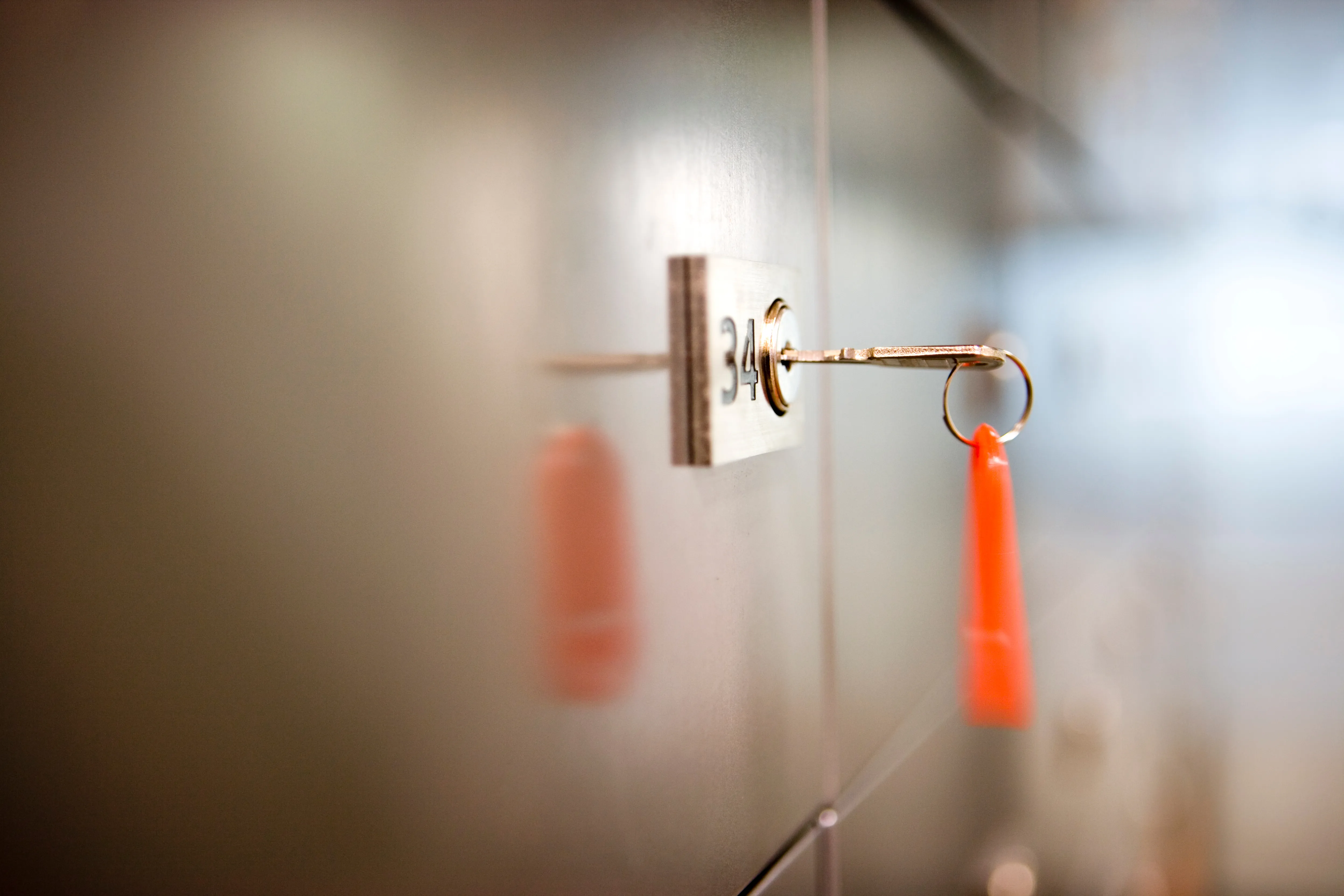 Im Schließfachschloss hängt ein Schlüssel mit orangenem Anhänger