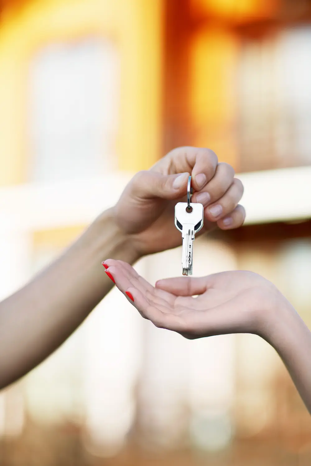 Schlüssel werden nach Türöffnung in Planegg übergeben