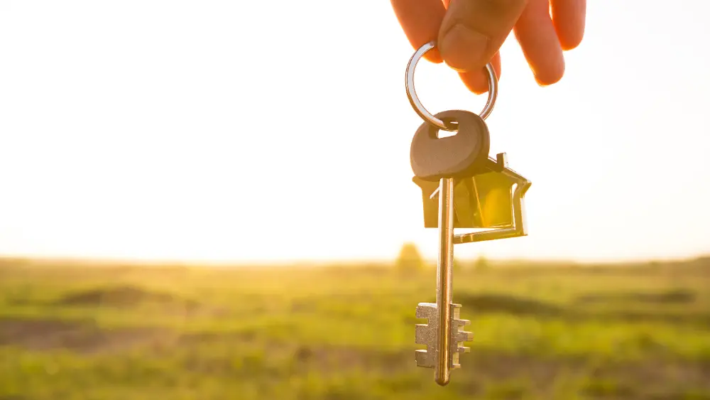 Die Sonne strahlt durch gehaltenen Schlüsseln.